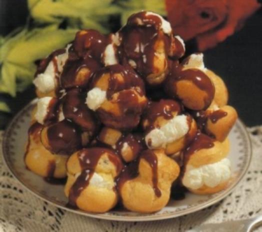 Profiteroles mit Schokoladesauce - Rezept - kochbar.de