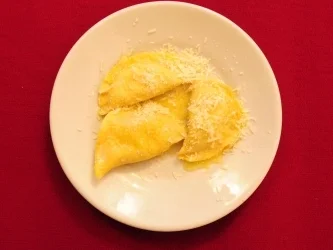 Ravioli mit einer Füllung aus Ricotta und Sommerkräutern (Pierre Geißensetter) - Rezept