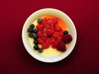 Rezept: Panna Cotta mit Erdbeersoße und Früchten (Ramona Leiß) Panna Cotta mit Erdbeersoße und Früchten (Ramona Leiß) - Rezept