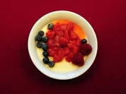 Panna Cotta mit Erdbeersoße und Früchten (Ramona Leiß) - Rezept