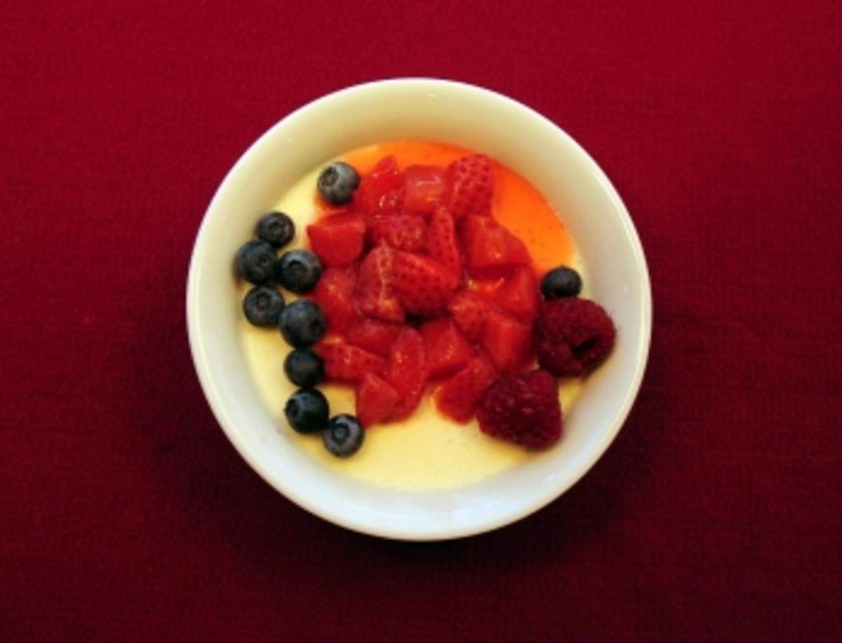 Bilder für Panna Cotta mit Erdbeersoße und Früchten (Ramona Leiß) - Rezept