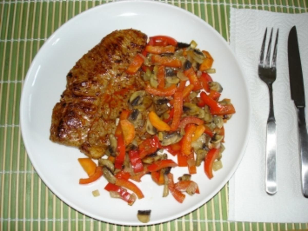 Steak mit Paprika-Champignons-Gemüse - Rezept - kochbar.de