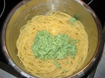 Rezept: Nudeln mit leichtem Pesto Nudeln mit leichtem Pesto - Rezept
