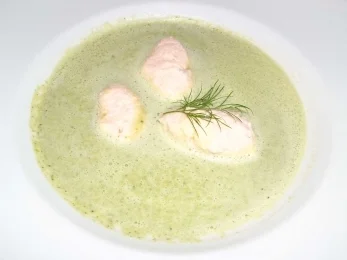 Brokkolicremesuppe mit Lachsnockerln - Rezept