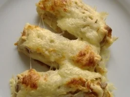 Eierkuchen gefüllt mit Büsumer Krabbenragout und Käse überbacken - Rezept