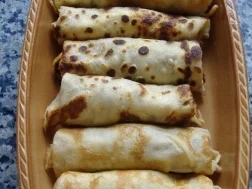 Eierkuchen gefüllt mit Büsumer Krabbenragout und Käse überbacken - Rezept