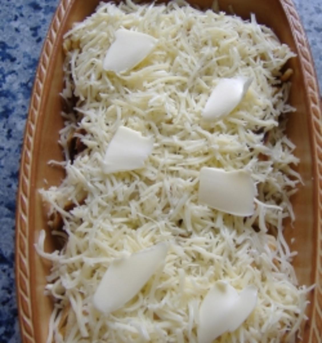 Eierkuchen gefüllt mit Büsumer Krabbenragout und Käse überbacken - Rezept