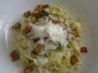 Hausgemachte Fettucine con zucchini e melanzane - Rezept