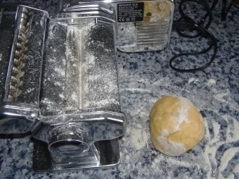 Hausgemachte Fettucine con zucchini e melanzane - Rezept