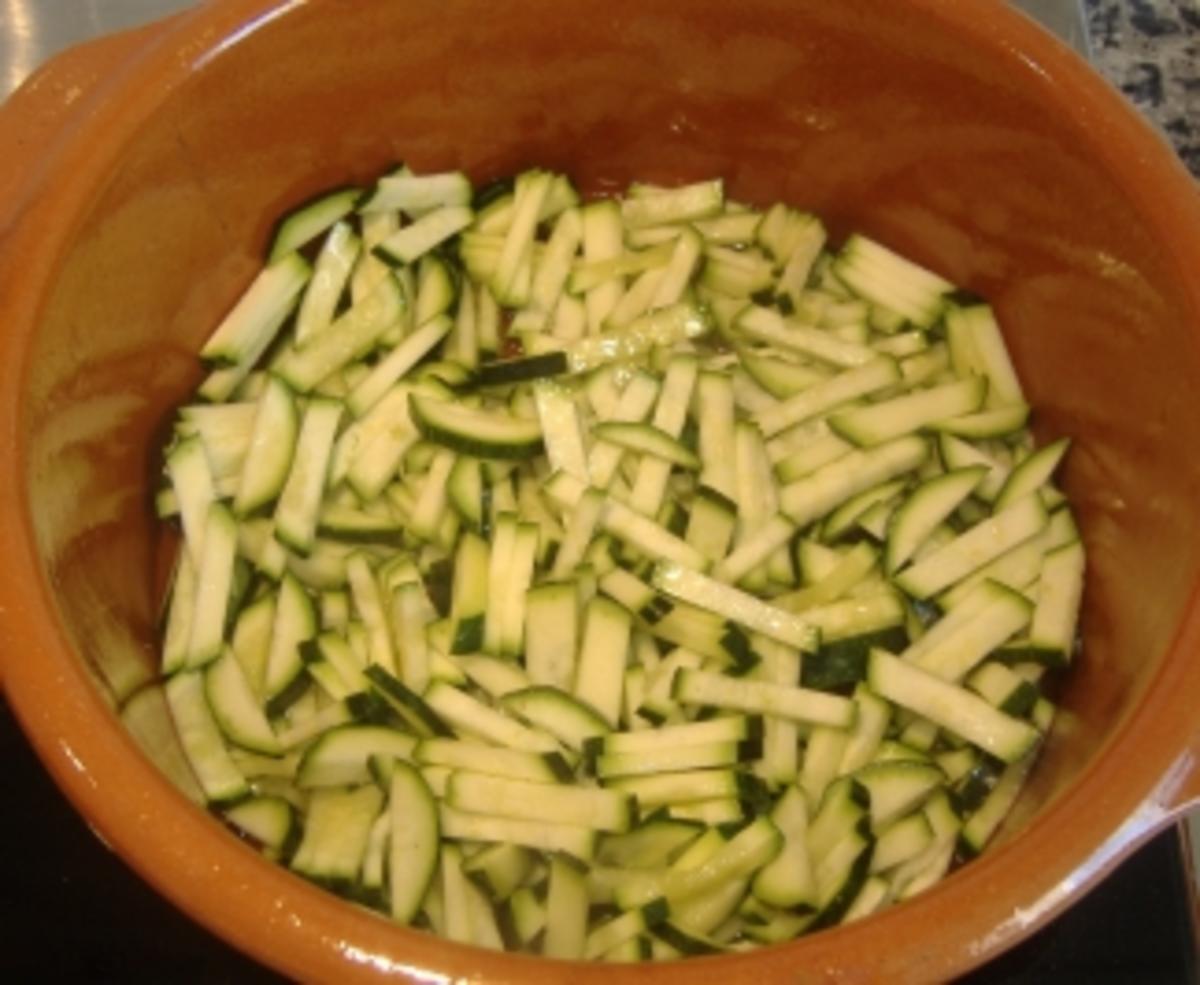 Hausgemachte Fettucine con zucchini e melanzane - Rezept