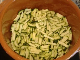 Hausgemachte Fettucine con zucchini e melanzane - Rezept