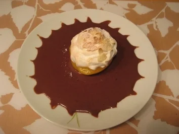 Überbackene Pfirsiche mit Baiser-Haube und Schokosauce - Rezept