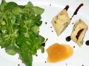 Crêperoulade mit Knoblauch-Frischkäse und Lachs an Feldsalat - Rezept