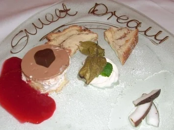 Rezept: Bananen-Schoko-Torte mit flambierten Kokosscheiben und Hefemandelzopf Bananen-Schoko-Torte mit flambierten Kokosscheiben und Hefemandelzopf - Rezept