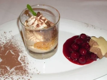 Lebkuchen-Tiramisu an geeisten Zimtsternen auf Glühweinkirschen - Rezept