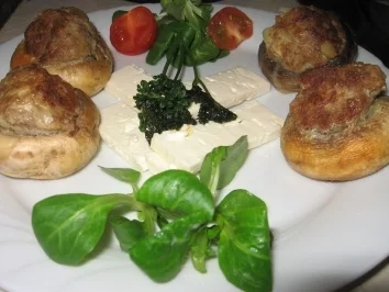 Rezept: Riesenchampigonköpfchen mit Hackfleischfüllung und Feta Riesenchampigonköpfchen mit Hackfleischfüllung und Feta - Rezept