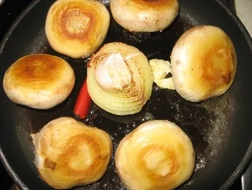 Rezept: Riesenchampigonköpfchen mit Hackfleischfüllung und Feta Riesenchampigonköpfchen mit Hackfleischfüllung und Feta - Rezept