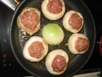 Rezept: Riesenchampigonköpfchen mit Hackfleischfüllung und Feta Riesenchampigonköpfchen mit Hackfleischfüllung und Feta - Rezept