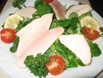 Feldsalat mit geräucherter Forelle und Buttermakrele - Rezept