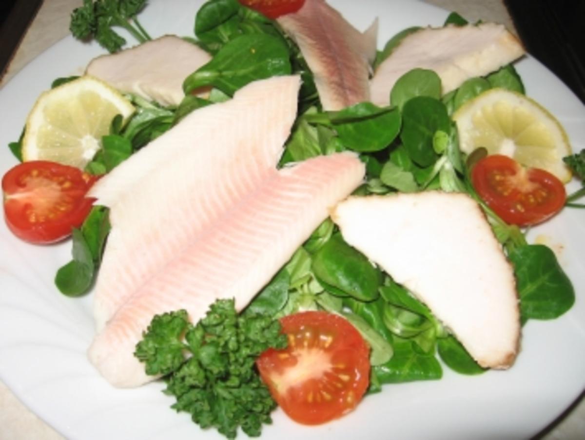 Feldsalat mit geräucherter Forelle und Buttermakrele - Rezept - kochbar.de