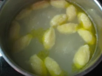 Rezept: Grießnockerlsuppe Bild Nr. 2 Grießnockerlsuppe - Rezept - Bild Nr. 2