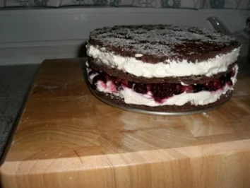 Waldfrucht KakaoBiskuit-Torte - Rezept