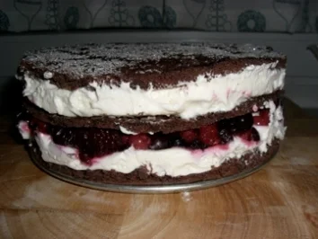 Waldfrucht KakaoBiskuit-Torte - Rezept