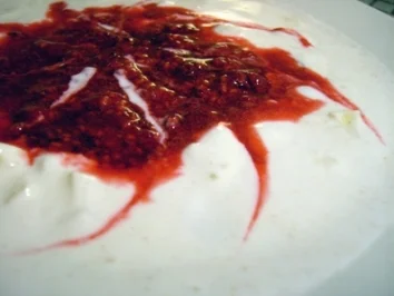 Dessert: Topfen-Tee Creme mit Früchten und heißen Himbeeren - Rezept