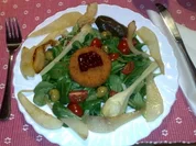 Back-Camembert auf Feldsalat mit glasierten Birnenspalten - Rezept