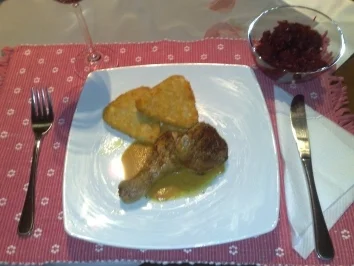 Hähnchenteile auf Sherry-Gemüse-Sauce, Kartoffelplätzchen und Rote Bete - Rezept