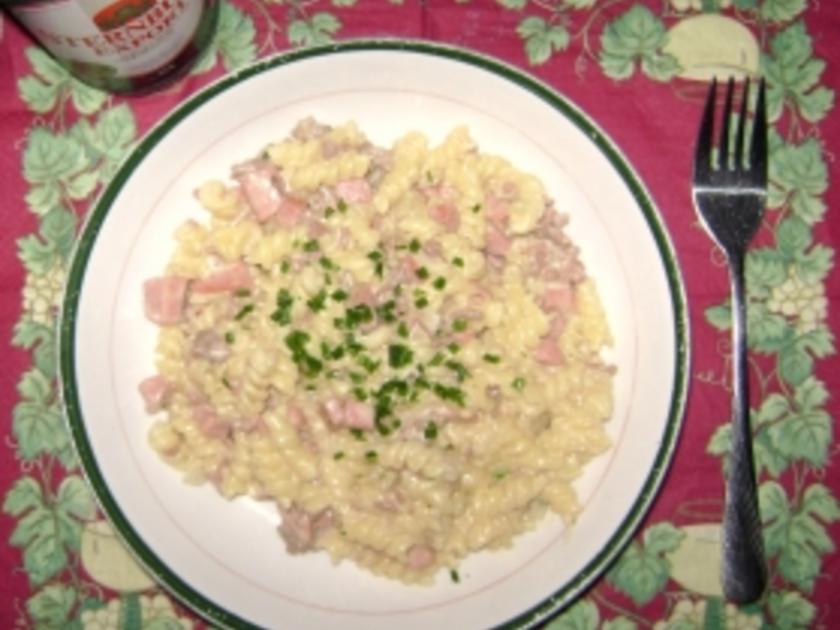 Nudeln in Käsesoße mit Schinken und Zwiebeln - Rezept - kochbar.de