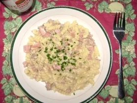 Rezept: Nudeln in Käsesoße mit Schinken und Zwiebeln Nudeln in Käsesoße mit Schinken und Zwiebeln - Rezept