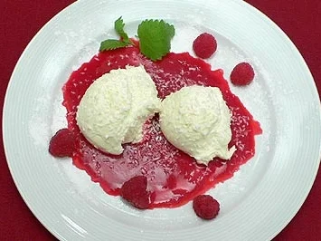 Rezept: Kokosmousse mit Himbeermus und frischen Beeren Kokosmousse mit Himbeermus und frischen Beeren - Rezept