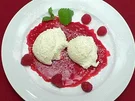 Kokosmousse mit Himbeermus und frischen Beeren - Rezept