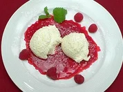 Kokosmousse mit Himbeermus und frischen Beeren - Rezept