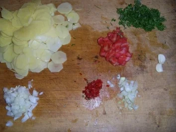 Rote Kräuterrühreier mit Bratkartoffeln - Rezept