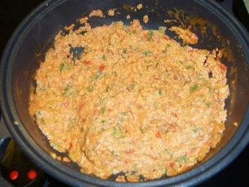 Rote Kräuterrühreier mit Bratkartoffeln - Rezept