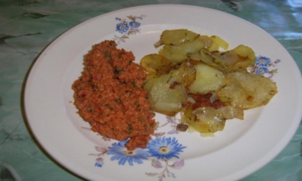 Rote Kräuterrühreier mit Bratkartoffeln - Rezept