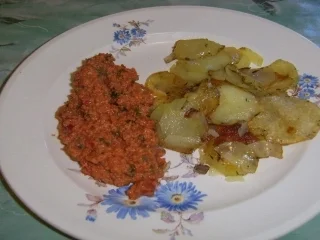 Rote Kräuterrühreier mit Bratkartoffeln - Rezept