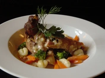 Kaninchen mit Karotten/Broccoli auf Gnocchi in Weisweinsoße und frischen Kräutern - Rezept