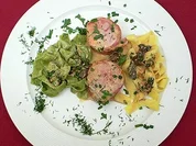 Schweinefilet im Speckmantel an Spitzmorchelrahm mit frischen Nudeln - Rezept