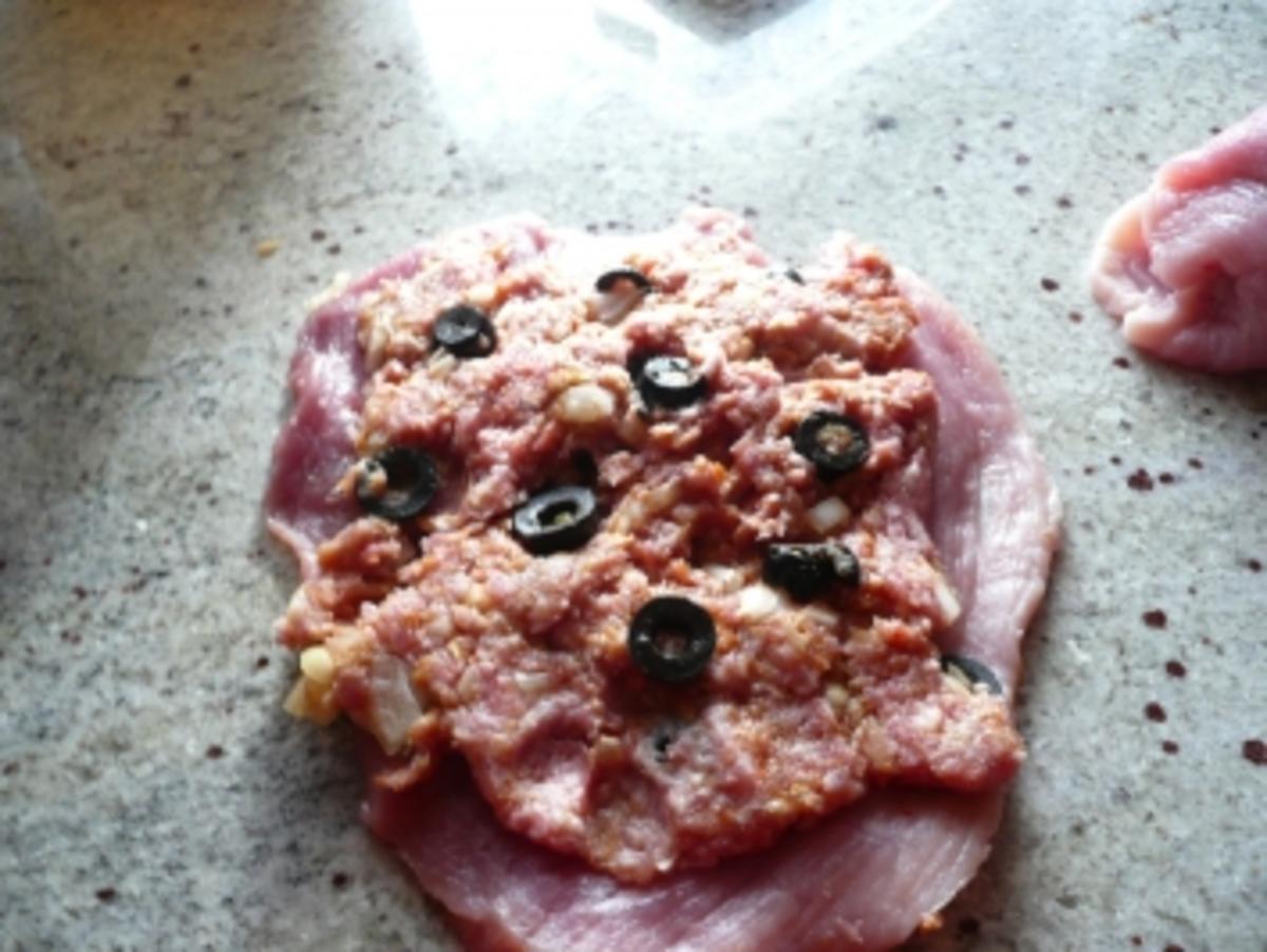Schweinerouladen mit Hackfleisch und Oliven - Rezept