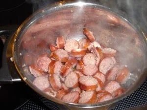 Makkaroni mit Tomaten-Mettwurst-Sosse - Rezept