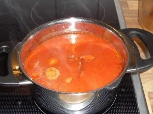 Makkaroni mit Tomaten-Mettwurst-Sosse - Rezept