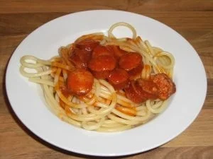 Makkaroni mit Tomaten-Mettwurst-Sosse - Rezept
