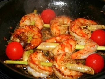 Garnelen auf Zitronengras an Bandnudeln & Ingwer-Safransoße - Rezept