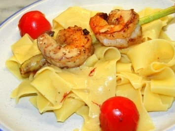 Garnelen auf Zitronengras an Bandnudeln & Ingwer-Safransoße - Rezept