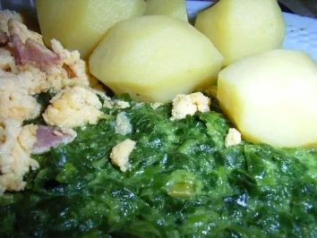 Rahmspinat an Pellkartoffeln und Rüherei - Rezept