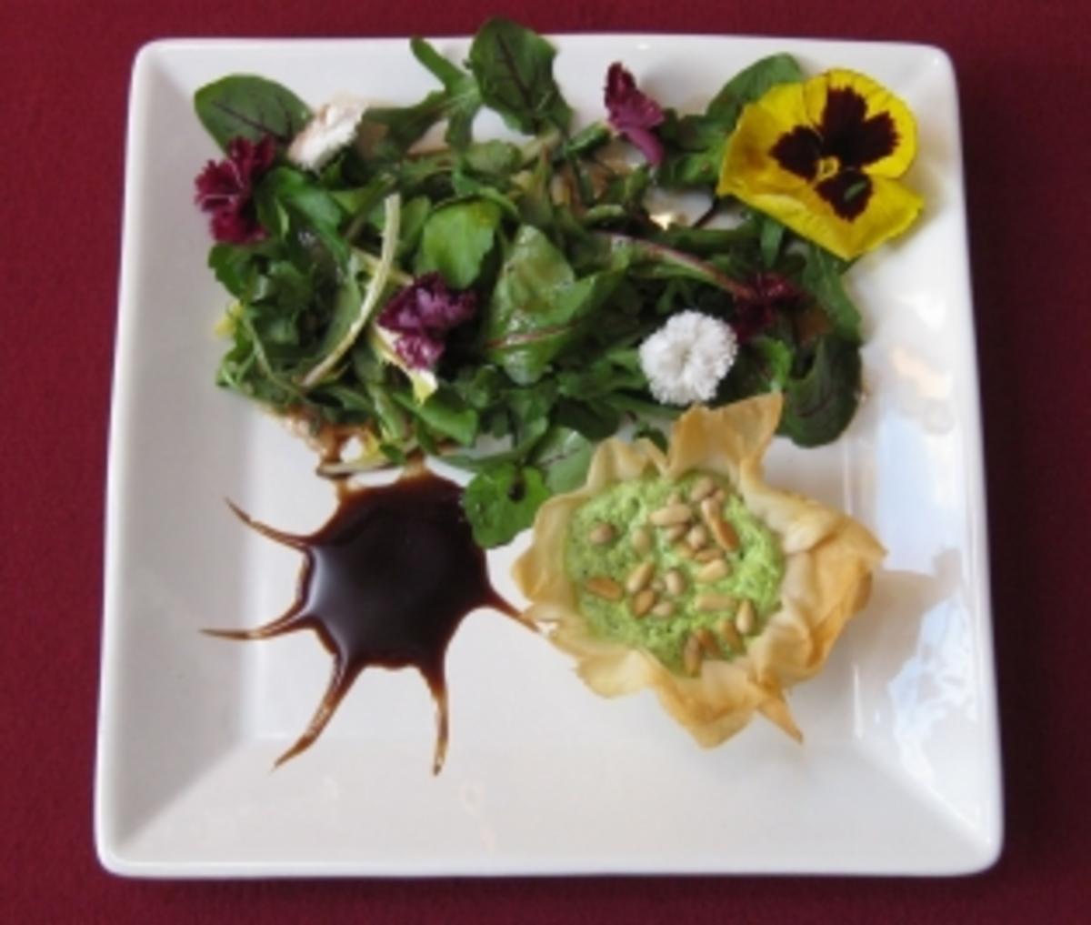 Rucola-Ricotta-Filo an Wildkräuter-Blütensalat - Rezept