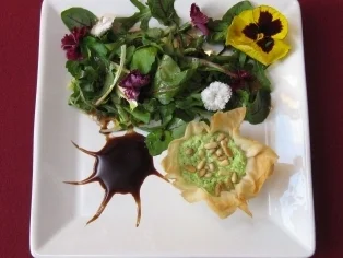 Rezept: Rucola-Ricotta-Filo an Wildkräuter-Blütensalat Rucola-Ricotta-Filo an Wildkräuter-Blütensalat - Rezept